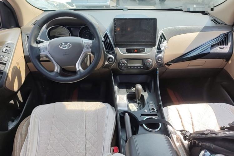 Used Hyundai ix35 2012 2.0L Automatic Two-Wheel Drive Elite Edition GLS Center Console