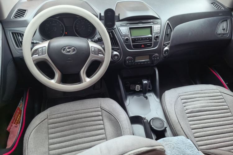 Used Hyundai ix35 2012 2.0L Automatic Two-Wheel Drive Elite Edition GLS Center Console