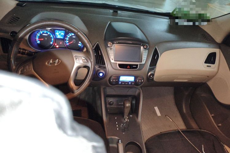 Used Hyundai ix35 2012 2.0L Automatic Two-Wheel Drive Elite Edition GLS Center Console