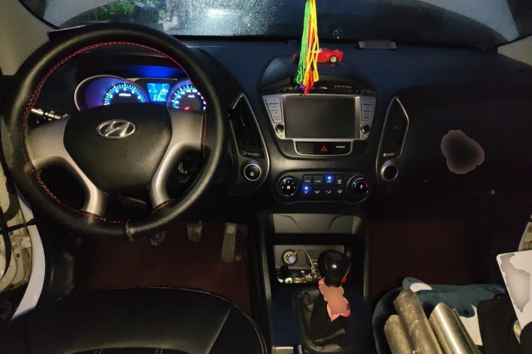 Used Hyundai ix35 2012 2.0L Manual Two-Wheel Drive New Edition GL Center Console