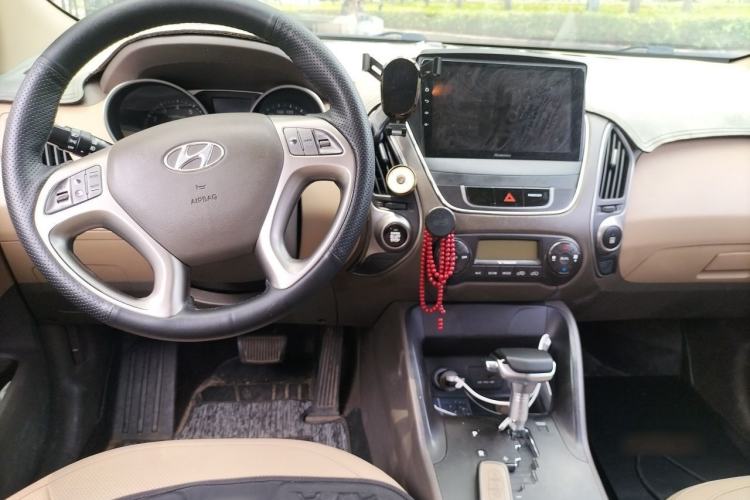 Used Hyundai ix35 2012 2.0L Automatic Two-Wheel Drive Elite Edition GLS Center Console