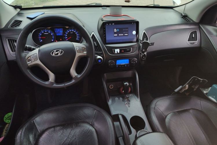 Used Hyundai ix35 2012 2.0L Automatic Two-Wheel Drive Elite Edition GLS Center Console
