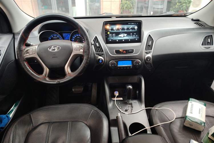 Used Hyundai ix35 2012 2.0L Automatic Two-Wheel Drive Elite Edition GLS Center Console