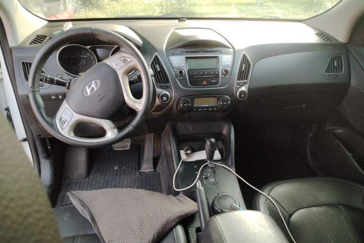 Used Hyundai ix35 2012 2.0L Automatic Two-Wheel Drive Elite Edition GLS Center Console