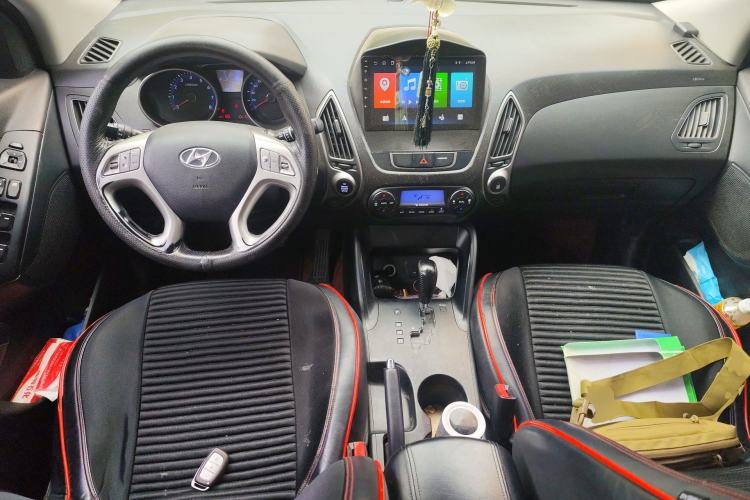 Used Hyundai ix35 2012 2.0L Automatic Two-Wheel Drive Elite Edition GLS Center Console