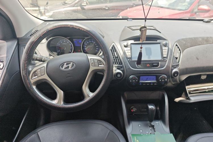 Used Hyundai ix35 2012 2.0L Automatic Two-Wheel Drive Elite Edition GLS Center Console