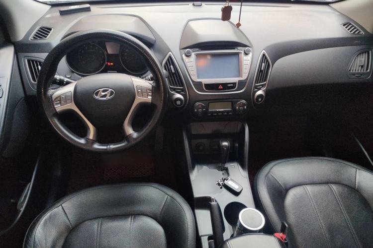 Used Hyundai ix35 2012 2.0L Automatic Two-Wheel Drive Elite Edition GLS Center Console