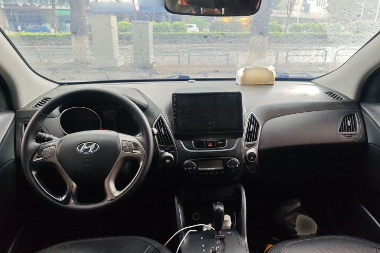 Used Hyundai ix35 2012 2.0L Automatic Two-Wheel Drive Elite Edition GLS Center Console