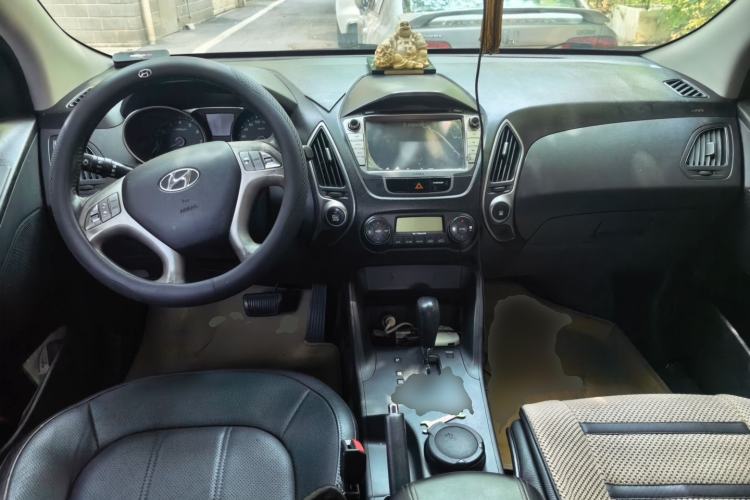 Used Hyundai ix35 2012 2.0L Automatic Two-Wheel Drive Elite Edition GLS Center Console