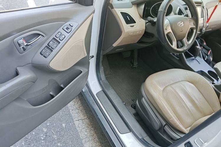Used Hyundai ix35 2012 2.0L Automatic Two-Wheel Drive Elite Edition GLS Driver Seat