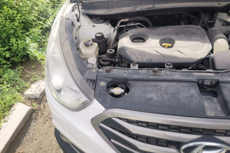 Used Hyundai ix35 2012 2.0L Automatic Two-Wheel Drive Elite Edition GLS Engine Bay Right