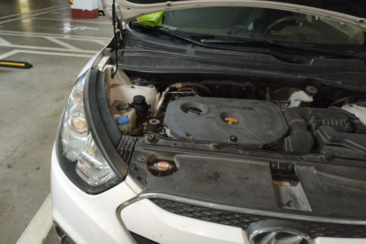 Used Hyundai ix35 2012 2.0L Automatic Two-Wheel Drive Elite Edition GLS Engine Bay Right