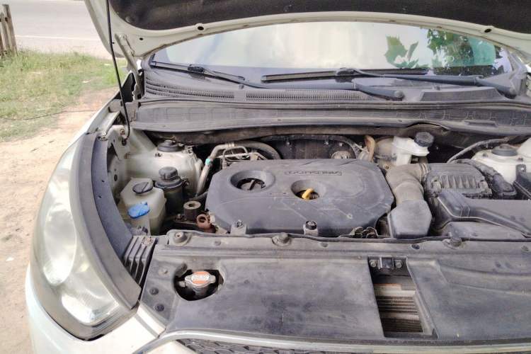 Used Hyundai ix35 2012 2.0L Automatic Two-Wheel Drive Elite Edition GLS Engine Bay Right