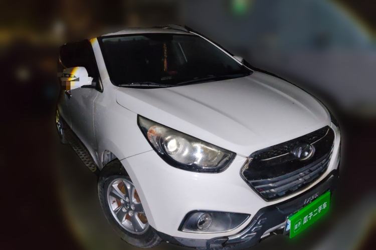 Used Hyundai ix35 2012 2.0L Manual Two-Wheel Drive New Edition GL Front Right 45 Deg