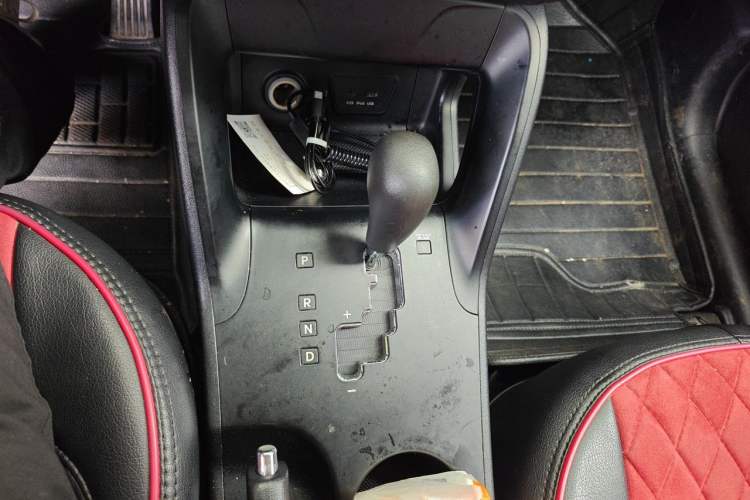 Used Hyundai ix35 2012 2.0L Automatic Two-Wheel Drive New Edition GL Gear Lever