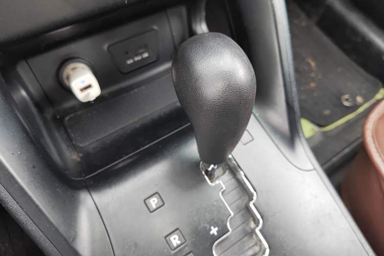 Used Hyundai ix35 2012 2.0L Automatic Two-Wheel Drive New Edition GL Gear Lever