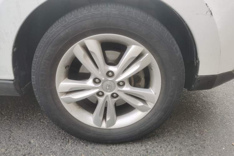 Used Hyundai ix35 2012 2.0L Automatic Two-Wheel Drive Elite Edition GLS Right Front Wheel Hub