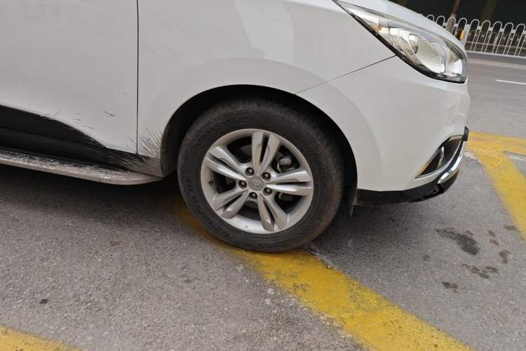 Used Hyundai ix35 2012 2.0L Automatic Two-Wheel Drive Elite Edition GLS Right Front Wheel Hub