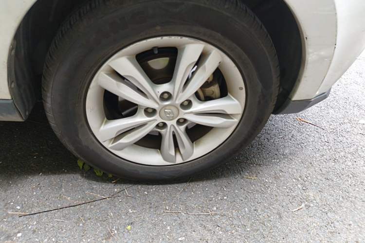 Used Hyundai ix35 2012 2.0L Automatic Two-Wheel Drive Elite Edition GLS Right Front Wheel Hub