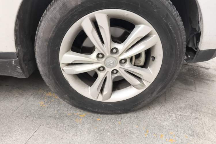 Used Hyundai ix35 2012 2.0L Automatic Two-Wheel Drive Elite Edition GLS Right Front Wheel Hub