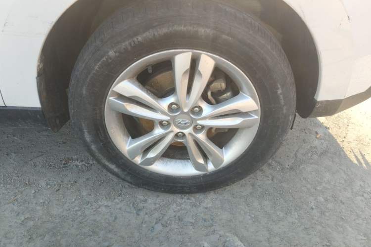 Used Hyundai ix35 2012 2.0L Automatic Two-Wheel Drive Elite Edition GLS Right Front Wheel Hub