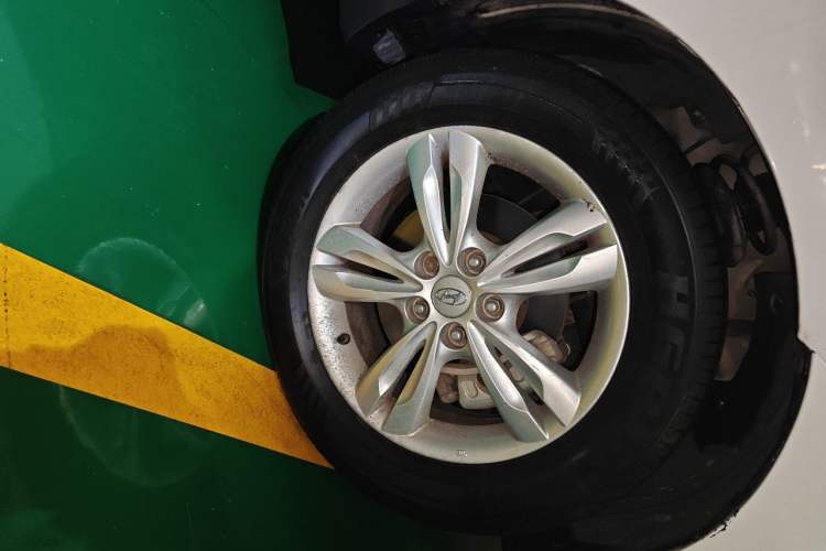 Used Hyundai ix35 2012 2.0L Automatic Two-Wheel Drive Elite Edition GLS Right Front Wheel Hub