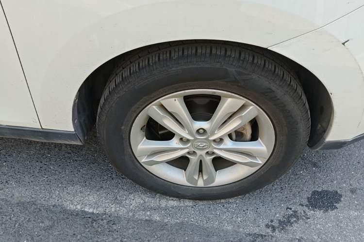 Used Hyundai ix35 2012 2.0L Automatic Two-Wheel Drive Elite Edition GLS Right Front Wheel Hub