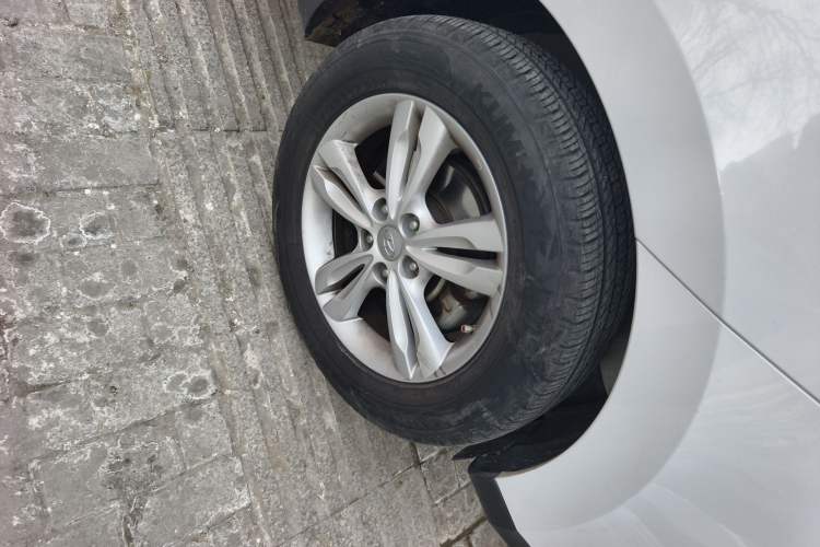 Used Hyundai ix35 2012 2.0L Automatic Two-Wheel Drive Elite Edition GLS Right Front Wheel Hub