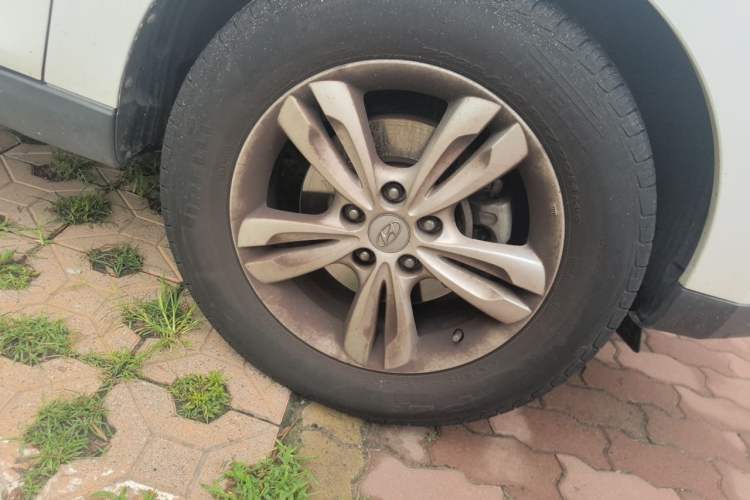 Used Hyundai ix35 2012 2.4L Automatic Two-Wheel Drive Prestige Edition GLS Right Front Wheel Hub