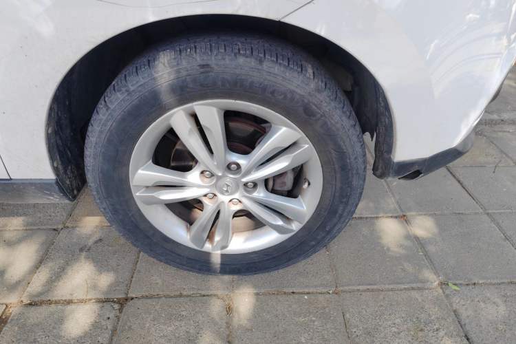 Used Hyundai ix35 2012 2.0L Automatic Two-Wheel Drive Elite Edition GLS Right Front Wheel Hub