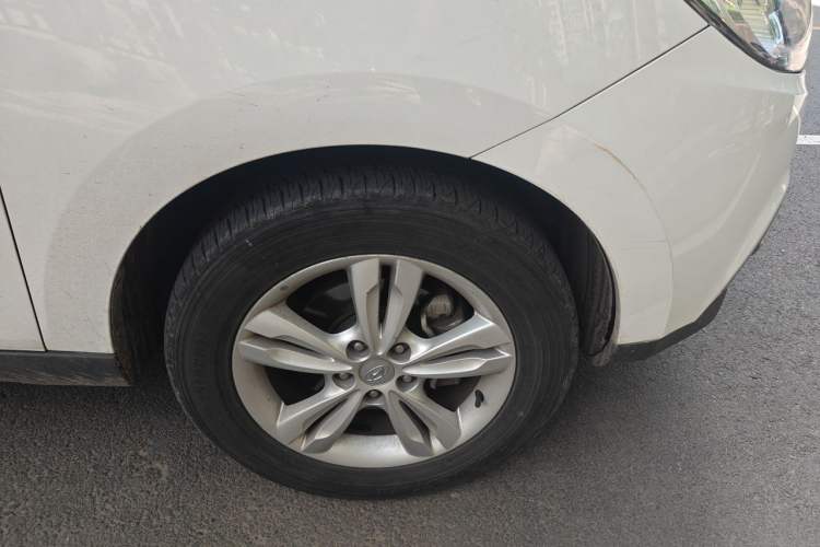 Used Hyundai ix35 2012 2.0L Automatic Two-Wheel Drive Elite Edition GLS Right Front Wheel Hub