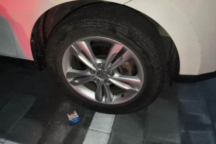 Used Hyundai ix35 2012 2.0L Automatic Two-Wheel Drive Elite Edition GLS Right Front Wheel Hub