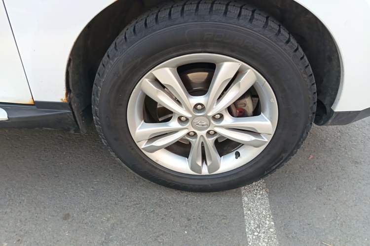 Used Hyundai ix35 2012 2.0L Automatic Two-Wheel Drive Elite Edition GLS Right Front Wheel Hub