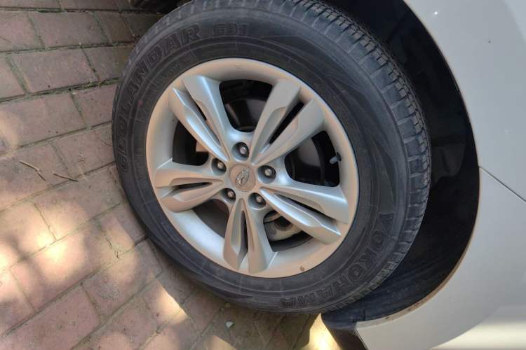 Used Hyundai ix35 2012 2.0L Automatic Two-Wheel Drive Elite Edition GLS Right Front Wheel Hub
