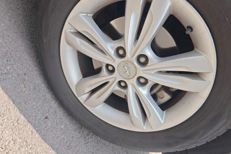 Used Hyundai ix35 2012 2.0L Automatic Two-Wheel Drive Elite Edition GLS Right Front Wheel Hub
