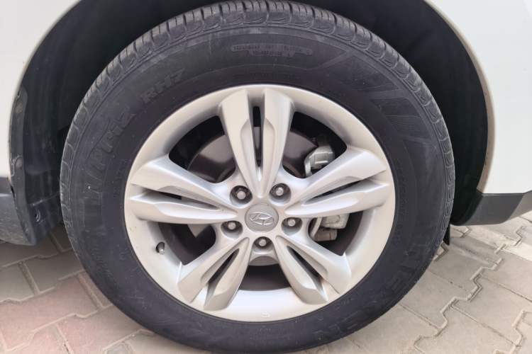 Used Hyundai ix35 2012 2.0L Automatic Two-Wheel Drive Elite Edition GLS Right Front Wheel Hub