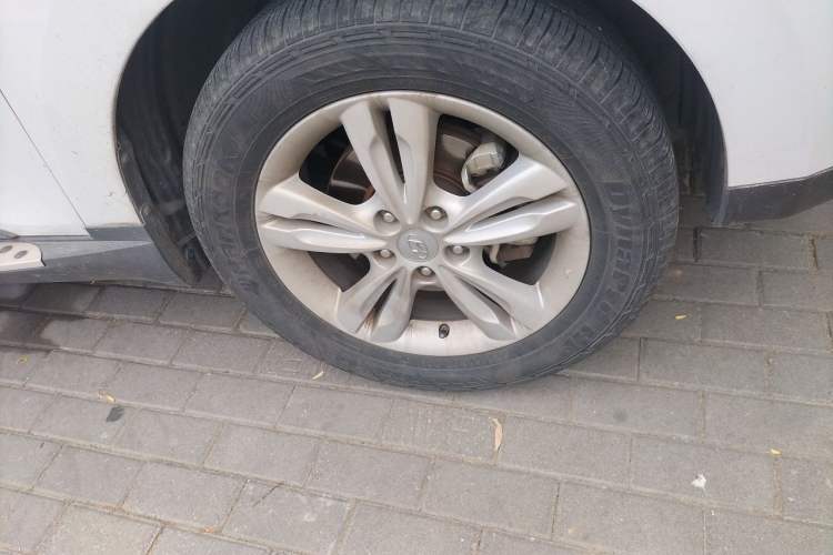 Used Hyundai ix35 2012 2.0L Automatic Two-Wheel Drive Elite Edition GLS Right Front Wheel Hub
