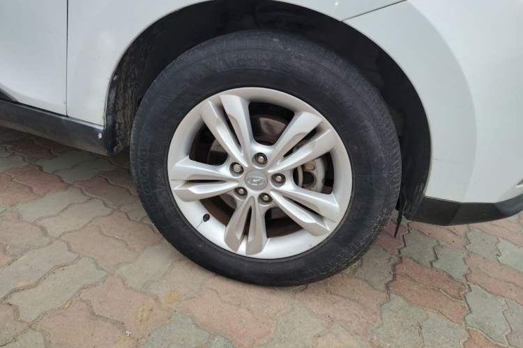 Used Hyundai ix35 2012 2.0L Automatic Two-Wheel Drive Elite Edition GLS Right Front Wheel Hub