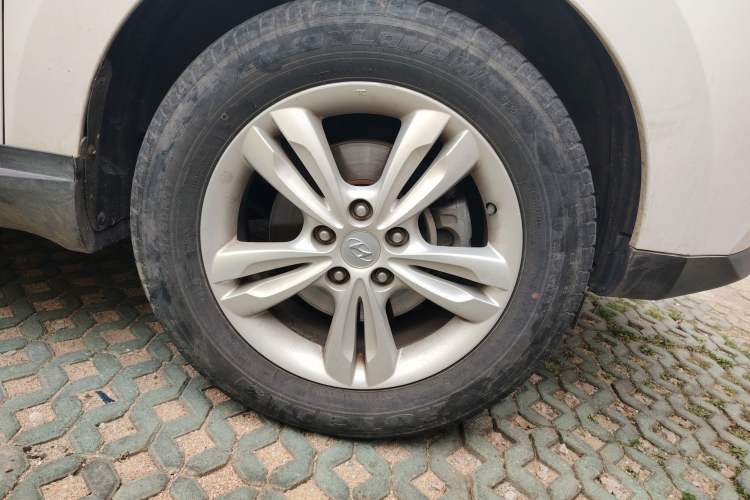 Used Hyundai ix35 2012 2.0L Automatic Two-Wheel Drive Elite Edition GLS Right Front Wheel Hub