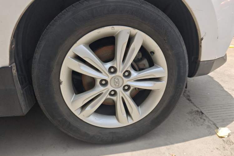 Used Hyundai ix35 2012 2.0L Automatic Two-Wheel Drive Elite Edition GLS Right Front Wheel Hub