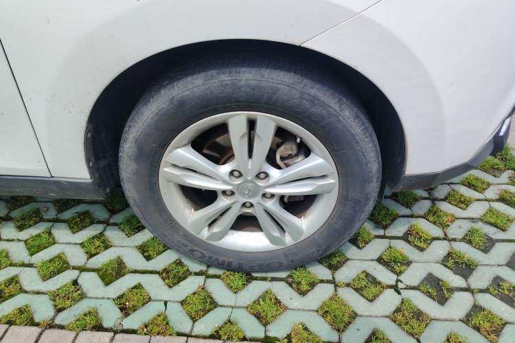 Used Hyundai ix35 2012 2.0L Automatic Two-Wheel Drive Elite Edition GLS Right Front Wheel Hub