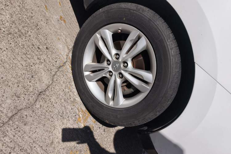 Used Hyundai ix35 2012 2.0L Automatic Two-Wheel Drive Elite Edition GLS Right Front Wheel Hub