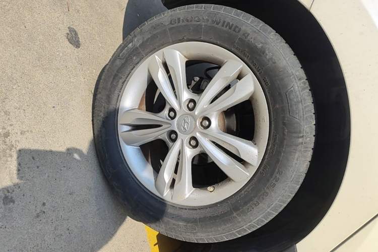 Used Hyundai ix35 2012 2.0L Automatic Two-Wheel Drive Elite Edition GLS Right Rear Wheel Hub