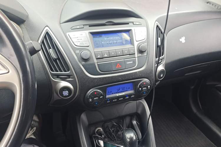 Used Hyundai ix35 2012 2.0L Automatic Two-Wheel Drive Elite Edition GLS Audio And AC Panel