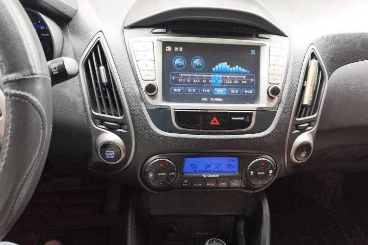 Used Hyundai ix35 2012 2.0L Automatic Two-Wheel Drive Elite Edition GLS Audio And AC Panel