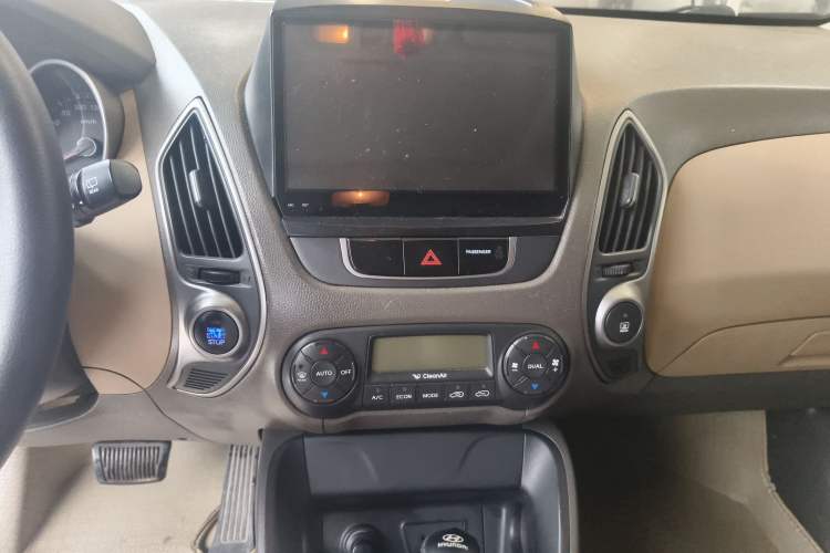 Used Hyundai ix35 2012 2.0L Automatic Two-Wheel Drive Elite Edition GLS Audio And AC Panel