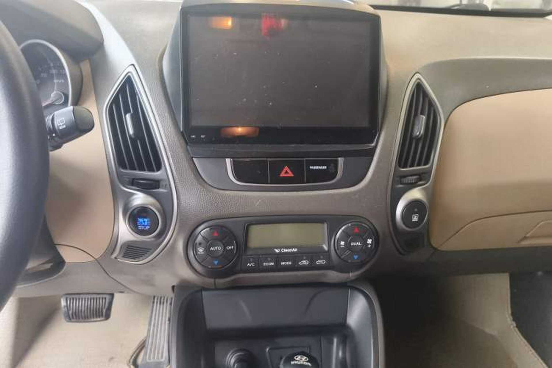 Used Hyundai ix35 2012 2.0L Automatic Two-Wheel Drive Elite Edition GLS Audio And AC Panel
