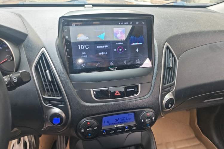 Used Hyundai ix35 2012 2.0L Automatic Two-Wheel Drive Elite Edition GLS Audio And AC Panel