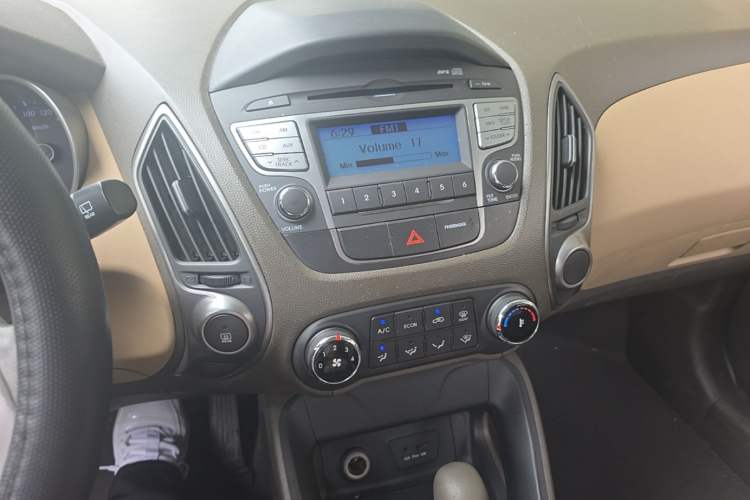 Used Hyundai ix35 2012 2.0L Automatic Two-Wheel Drive New Edition GL Audio And AC Panel