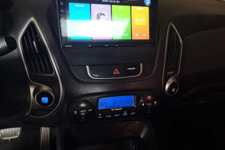 Used Hyundai ix35 2012 2.0L Automatic Two-Wheel Drive Elite Edition GLS Audio And AC Panel